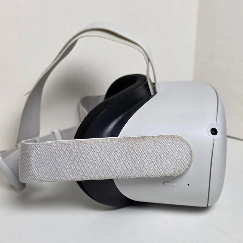 MetaQuest 2 VR Headset Only for Parts / Repair Powers On As-Is